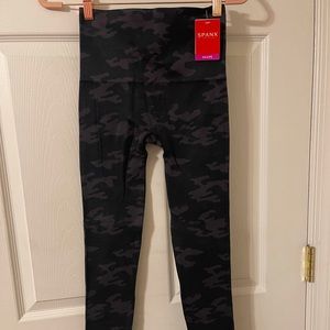 NWT Look At Me Now Seamless Leggings - Black Camo